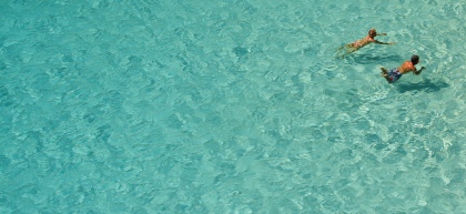 Bain de soleil et baigande en piscine... l'été arrive.