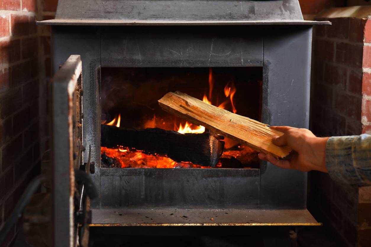 Poêle à bois débistrage et ramonage