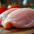 découvrez si l'odeur forte du filet de poulet est un signe de qualité ou un indicateur de défaut, et apprenez à reconnaître les caractéristiques d'un poulet frais.