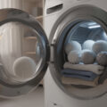 découvrez des alternatives efficaces à la balle de tennis pour améliorer le lavage de votre linge en machine et obtenir un résultat optimal.
