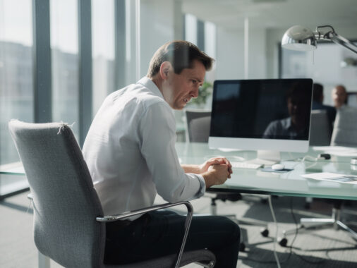 découvrez comment les mots blessants influencent la psychologie et le comportement au travail, et apprenez à gérer leur impact pour un environnement professionnel sain.
